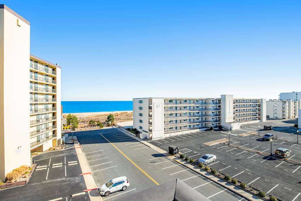 Inviting top-floor condo with amazing ocean views, large balcony, & fast WiFi