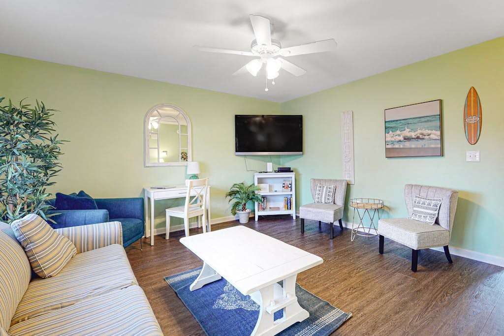 Sunset Drive townhouse with WiFi, private washer & dryer & central AC - dog-friendly