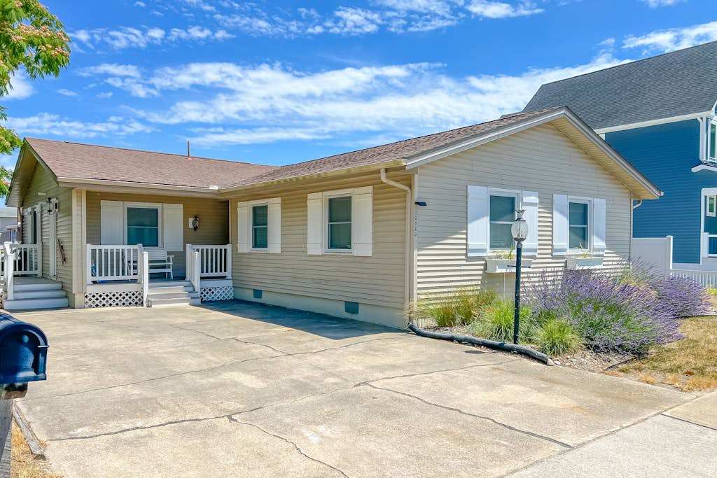 Canalfront House with Private Deck, Central AC, Free WiFi, Bay Views, washer & dryer