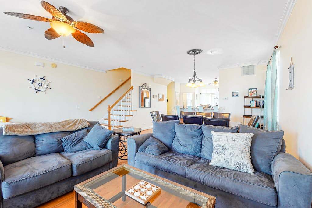 Saint Louis Ave townhouse central AC & private washer & dryer - near the ocean