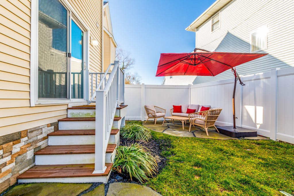 Sunset Drive townhouse with WiFi, private washer & dryer & central AC - dog-friendly