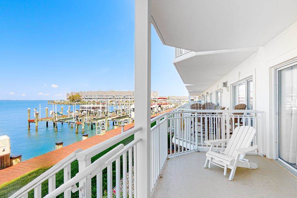 Bahia Vista I condo with WiFi, private washer & dryer, outdoor pool access, and central AC
