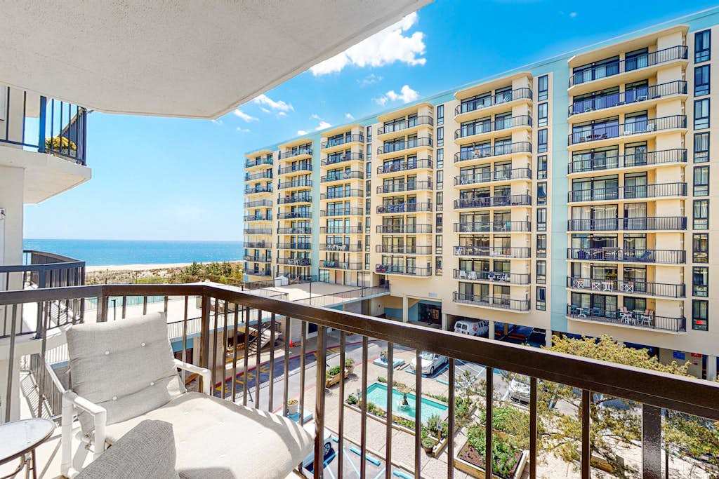 Braemar Towers Condo with Free WiFi, AC, Ocean View, Private washer & dryer, Shared Pool