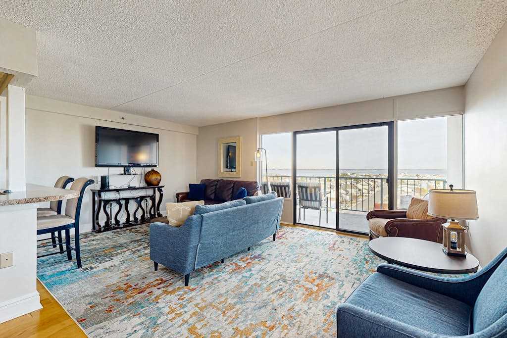 Capri Condo - Bay View balcony, WiFi, AC, washer & dryer & shared pool & gym & tennis & sauna