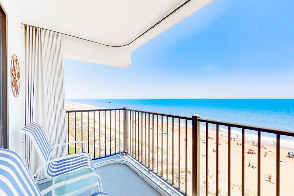 Oceanfront Golden Surf Condo with ocean view, AC & washer & dryer - the beach awaits