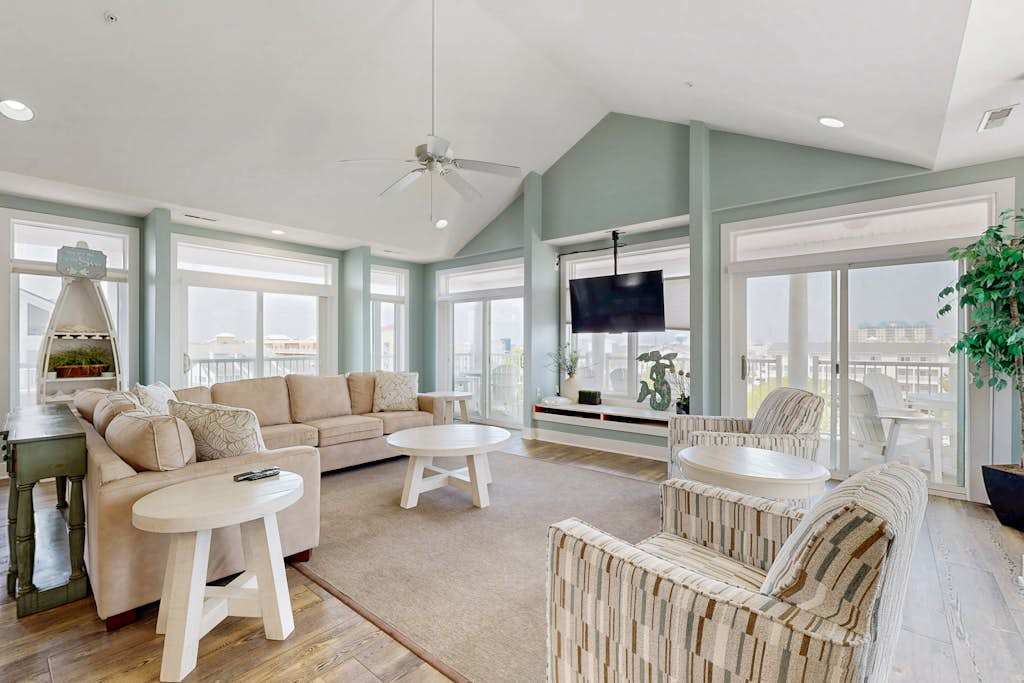 Luxury Key Largo Penthouse with Ocean View, WiFi, AC, washer & dryer - Half a Block to Beach
