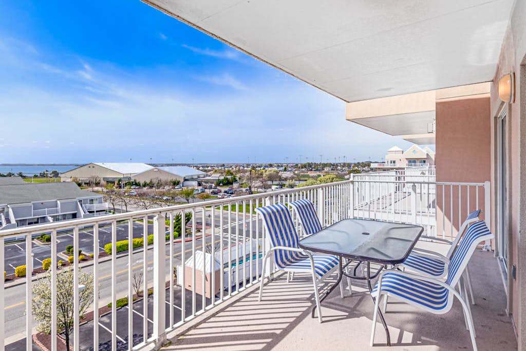 Lorelei I condo with free WiFi, AC, private washer & dryer, and pool - two blocks to beach