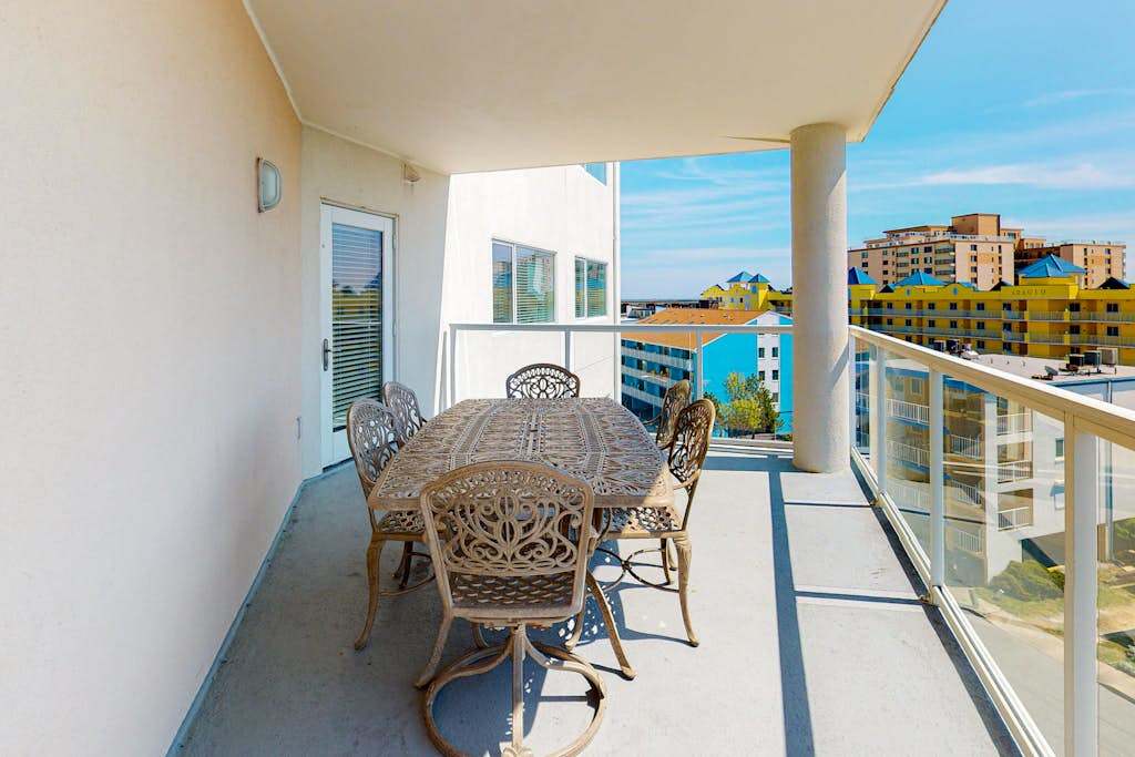 Meridian Condo with Ocean View, WiFi, AC, washer & dryer, Shared Pool & Gym - Steps to Beach
