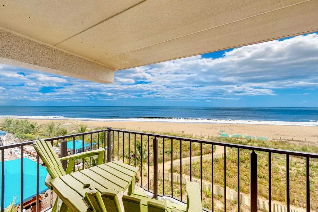 Oceanfront, Renovated Marigot Beach Condo with Ocean View, AC, washer & dryer