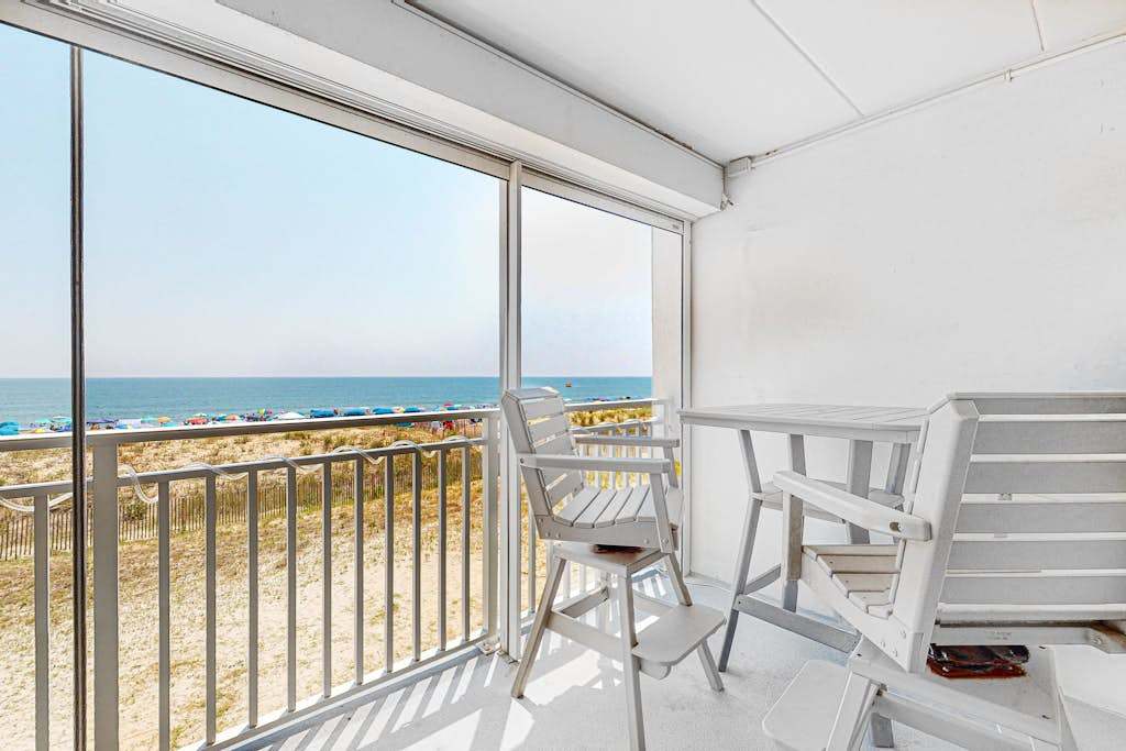 Oceanfront Mooring Condo with Ocean View, WiFi, washer & dryer, AC - Relax and Unwind