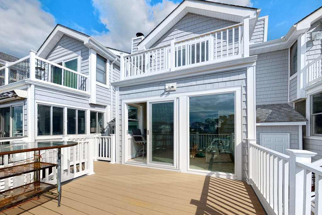 Sunset Harbour townhouse with balcony, & central AC
