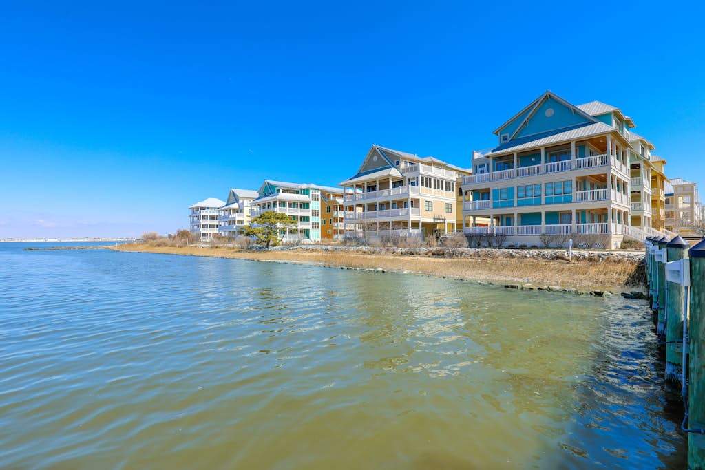 Sunset Island Condo with AC, Private washer & dryer, WiFi, Shared Pools - Walk to the Beach