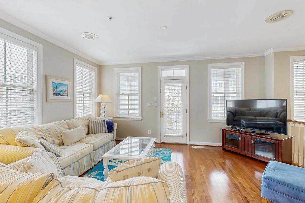End townhome with partial bay view - steps to resort pools, beach & clubhouse