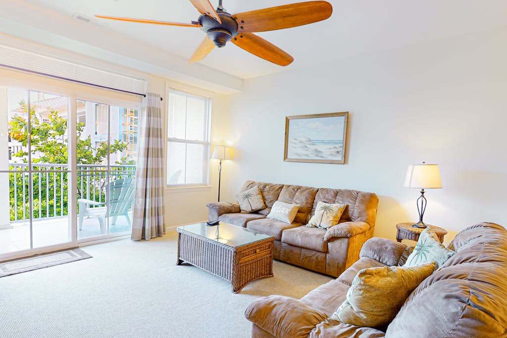 Sunset Island Condo with AC, Private washer & dryer, Free WiFi, Shared Pools - Walk to Beach