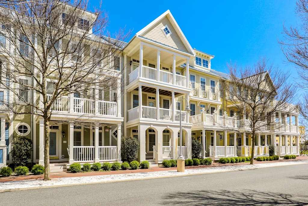 Amazing bay townhouse with washer & dryer, central AC, free WiFi, & indoor pool
