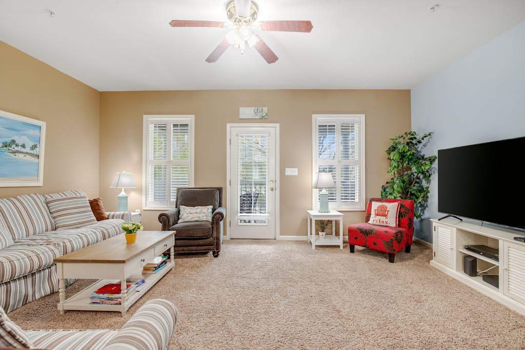 Bay View Townhouse with Central AC & Free WiFi & Shared Pool & Private washer & dryer - Near Beach