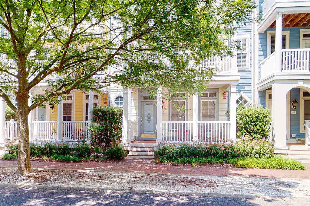 Sunset Island Townhouse with Shared Pool, AC, Private washer & dryer, Free WiFi - Near Beach