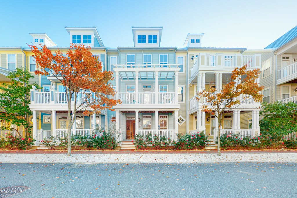 Beautiful Townhouse with Bay Views, WiFi, Shared Pool, AC, & Private washer & dryer
