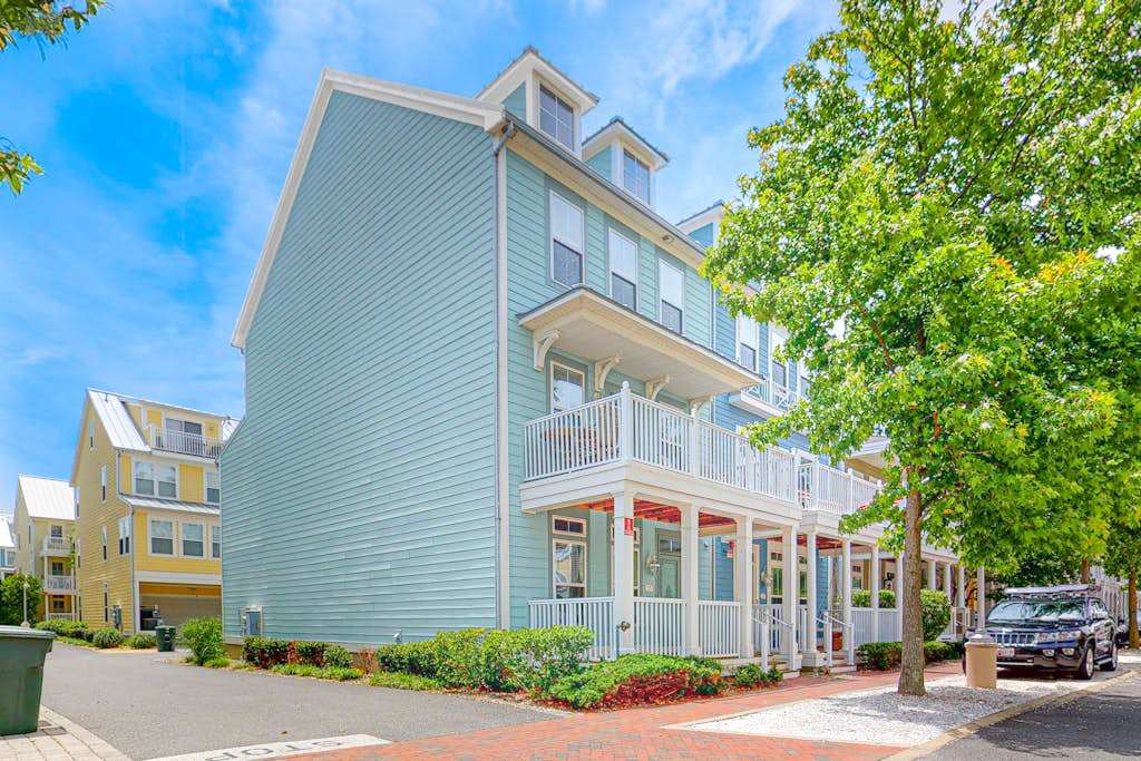 Roomy townhome near Bay with shared pool, AC, & washer & dryer