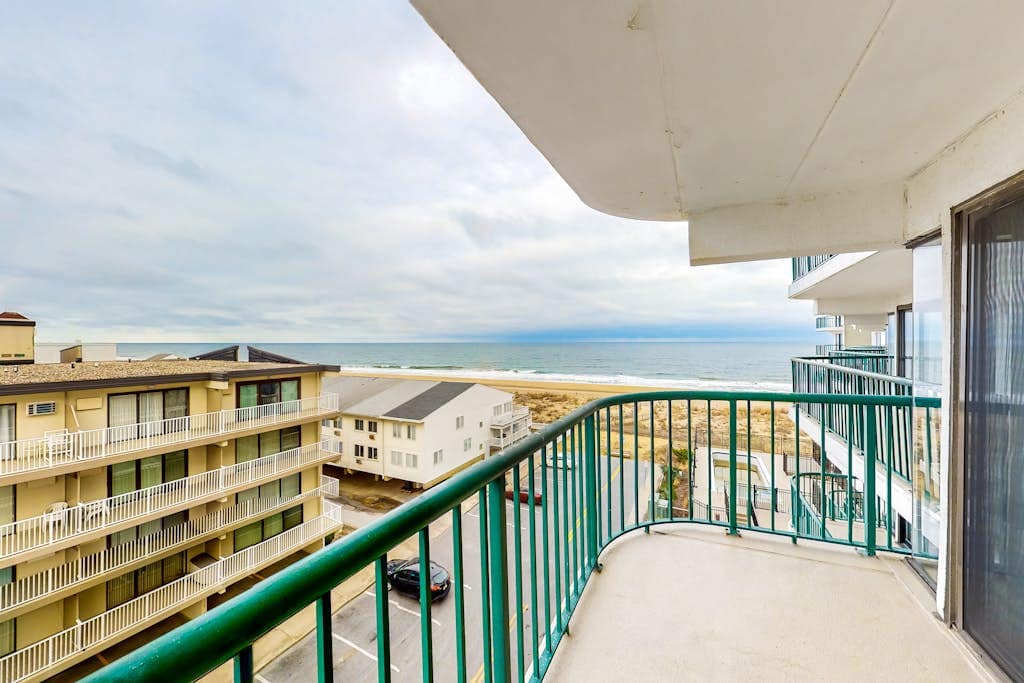 Beachfront Condo with Free WiFi, AC, Private washer & dryer, Shared Pool, Water Views