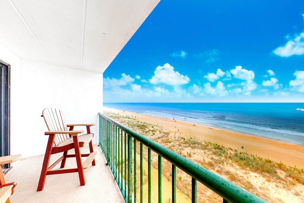 Amazing & Beachy Home with Shared Pool, Free WiFi, AC, washer & dryer, Balcony Water Views
