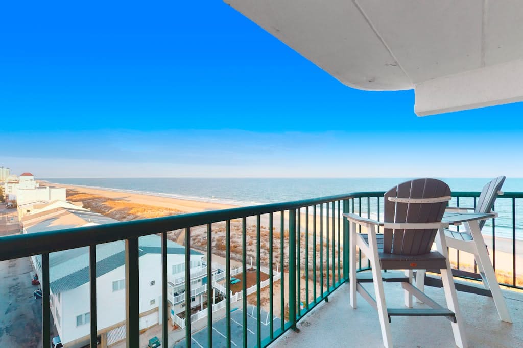 Beachfront Condo with Water Views, Central AC, WiFi, Shared Pool - Next to Beach