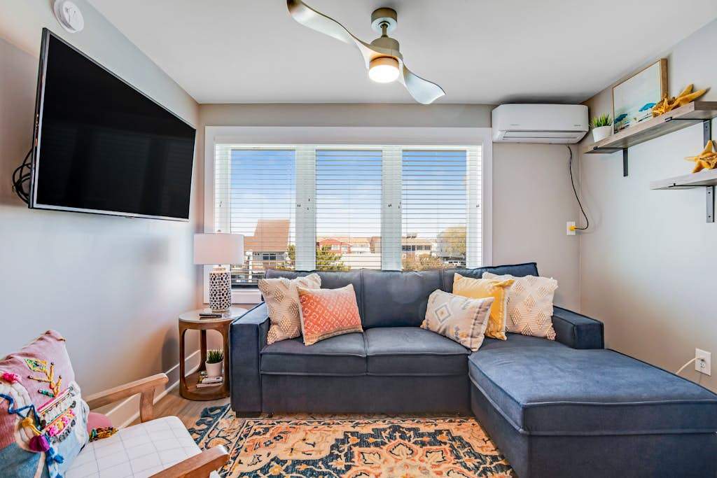 Third-Floor condo with bay views, WiFi, partial AC, and private washer & dryer