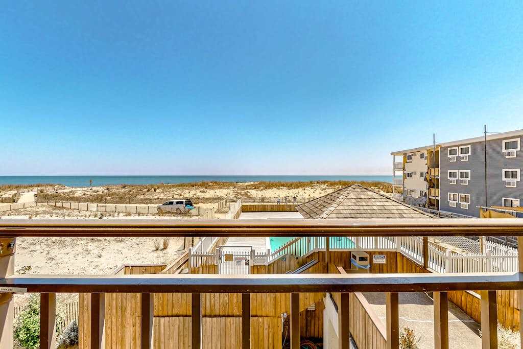 Stylish coastal gem with balcony, pool & beach access