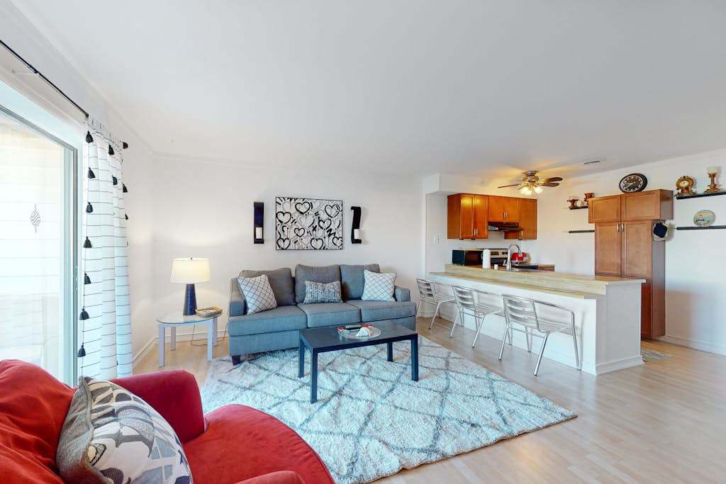 Cozy ground-floor condo with community pool & furnished patio - walk to the beach