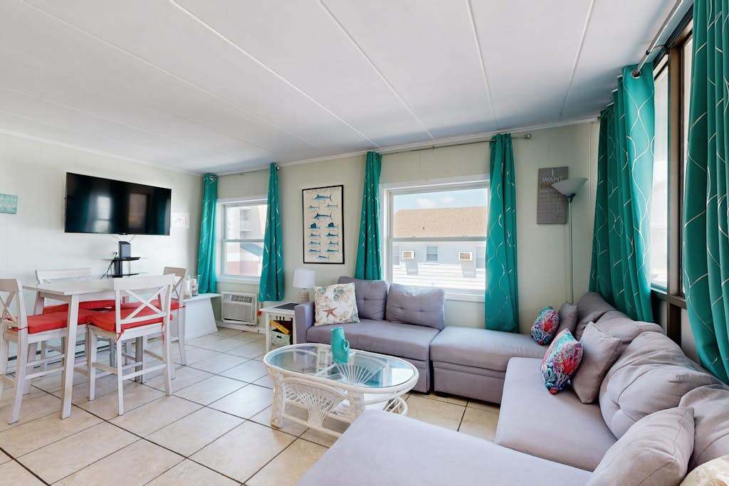 Renovated Sherwood West Condo - Balcony & 4 Flat-Screen TVs - 400’ to Beach