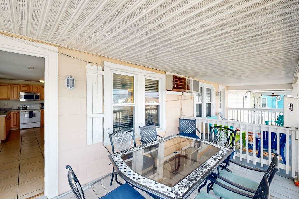 Casa Rosa getaway in Parrot Bay walkable to beach with pool and WiFi - dog OK