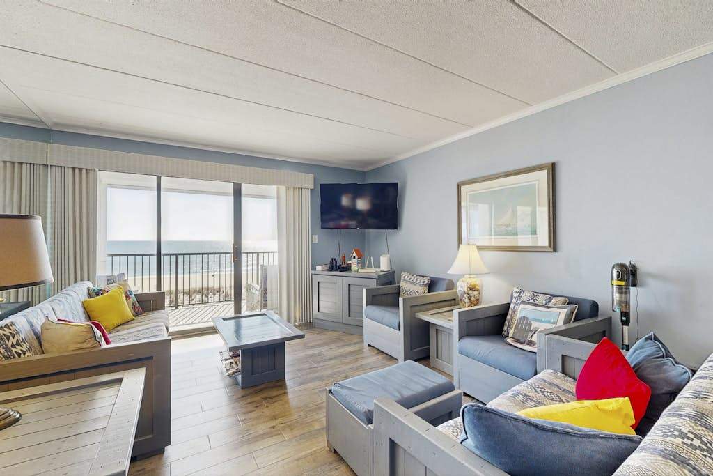Amazing oceanfront condo with beach views & WiFi - walk to Northside Park