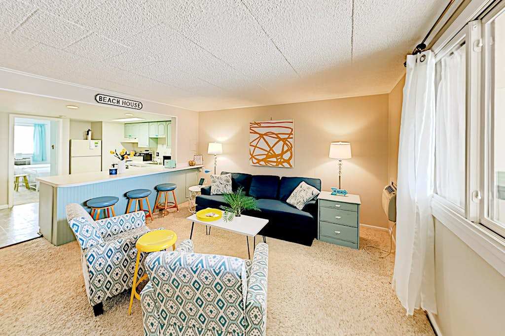 Updated Colonial Condo - Patio, Smart TV, Beach Gear - Close to Beach