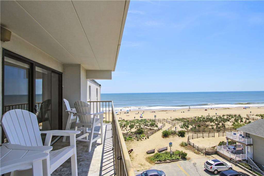 Coastal Condo with Side Ocean Views, Balcony, Shared Pool, Private washer & dryer, Free WiFi