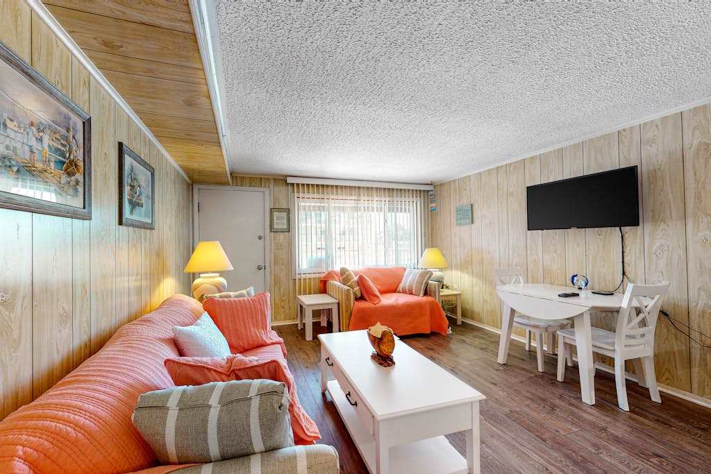 3rd-Floor Condo with Partial Ocean Views, Beach Access, Balcony, Free WiFi, & washer & dryer