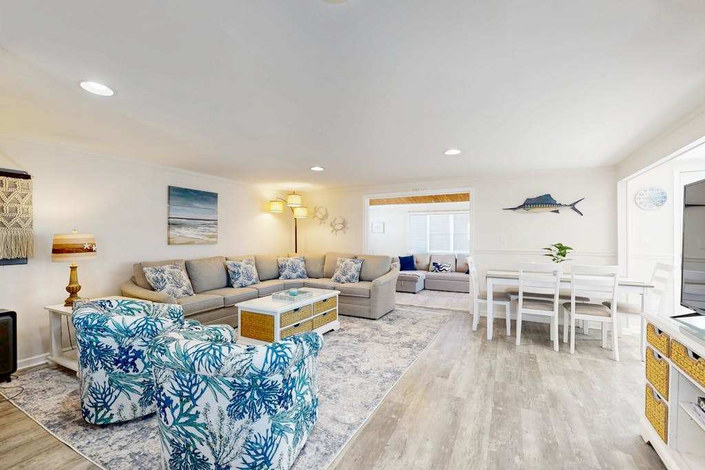Charming ground-floor home with deck, washer & dryer, free WiFi, and AC