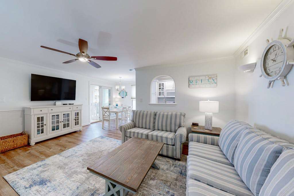 Third-floor bayfront condo with fast WiFi & balcony with views - near boardwalk