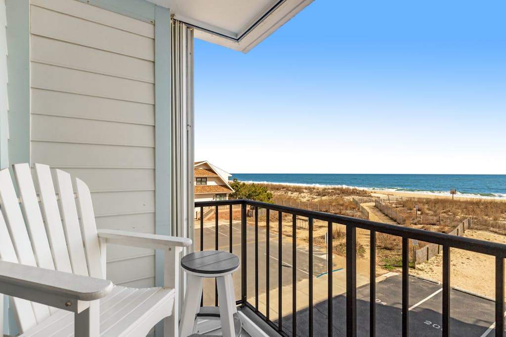 Oceanfront Tide's Edge condo with balcony & boardwalk - walkable locale