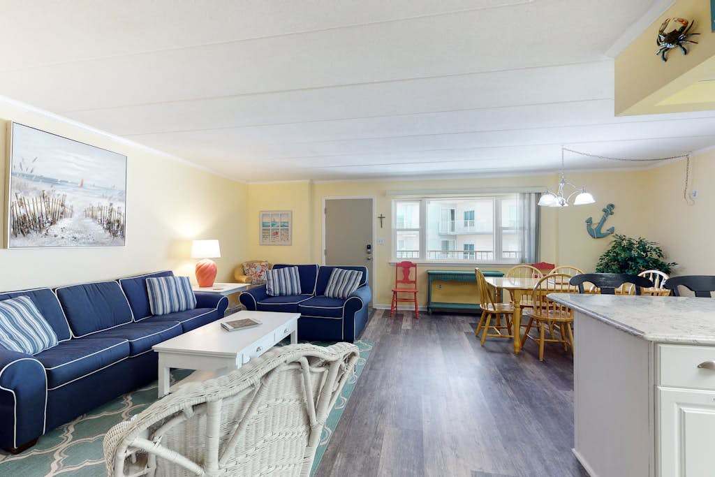 Wonderful Condo in Oceanside Building with Free WiFi, Private washer & dryer