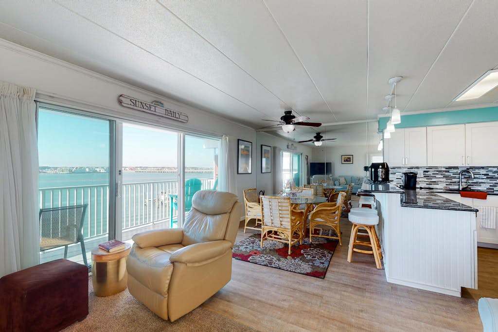 Terrific Suite in Bayfront Complex with Shared Pool, Free WiFi, Central AC, Balcony
