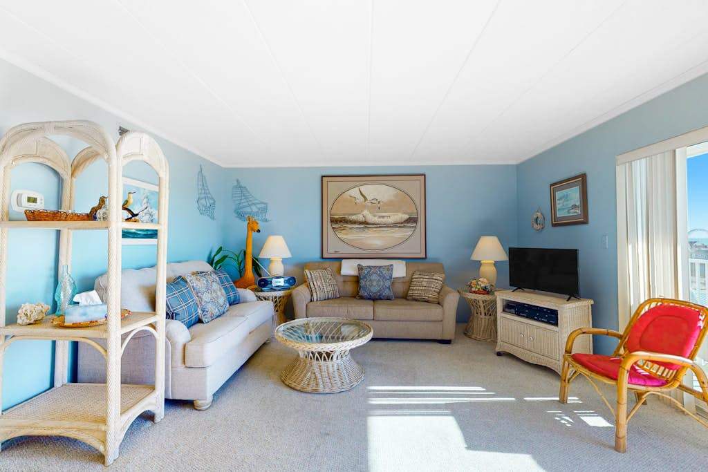 Comfortable and Ideally Located Home in Bayfront Complex with Shared Pool, WiFi