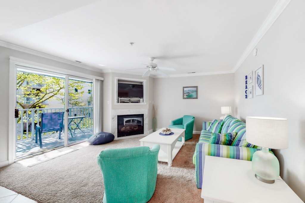 Comfy and Spacious Condo in Oceanside Complex with Shared Pool, Balcony, WiFi
