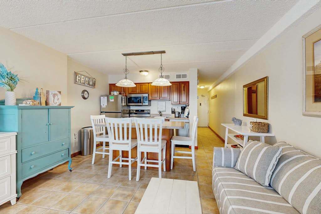 Terrific Vacation Condo in Beachfront Complex with Shared Pool, Free WiFi