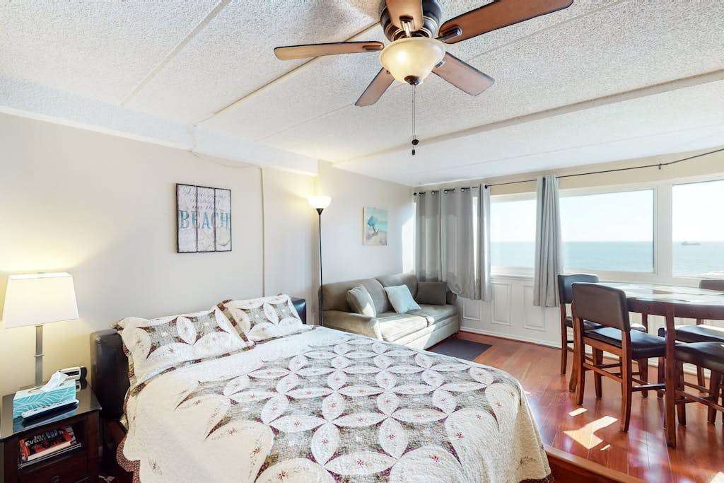 Convenient Vacation Retreat in Oceanfront Building with Shared Pool, Free WiFi