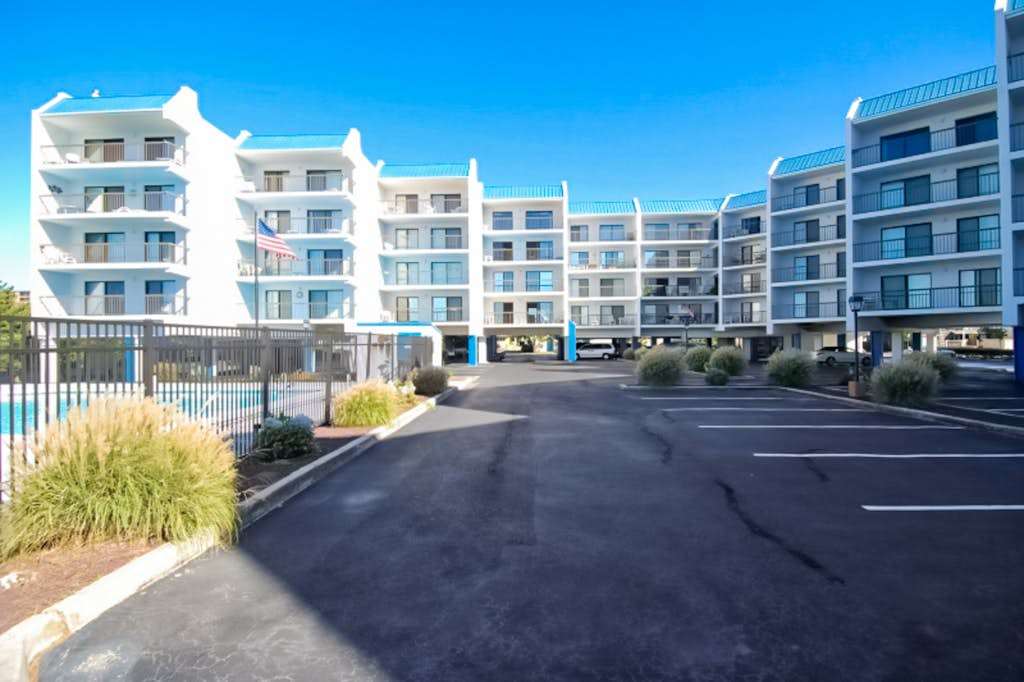 Fantastic Condo in Bayside Location with Free WiFi, Shared Pool, Private washer & dryer