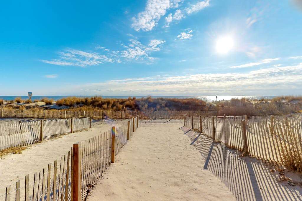 Comfortable & Convenient Townhouse Right on Beach with Free WiFi, Shared Pool