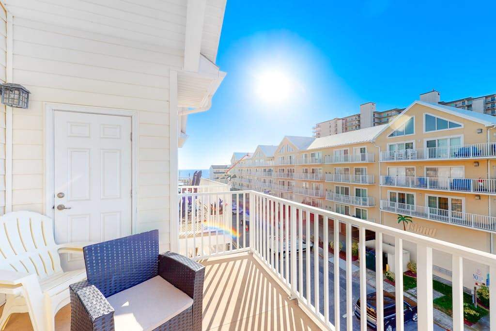 Multi-Level Townhouse Steps From the Beach with Free WiFi, Private washer & dryer, Central AC