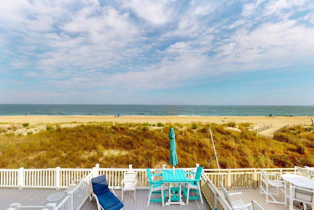 Oceanfront Townhouse washer & dryereck, Free WiFi, Views, Great Location, Central AC