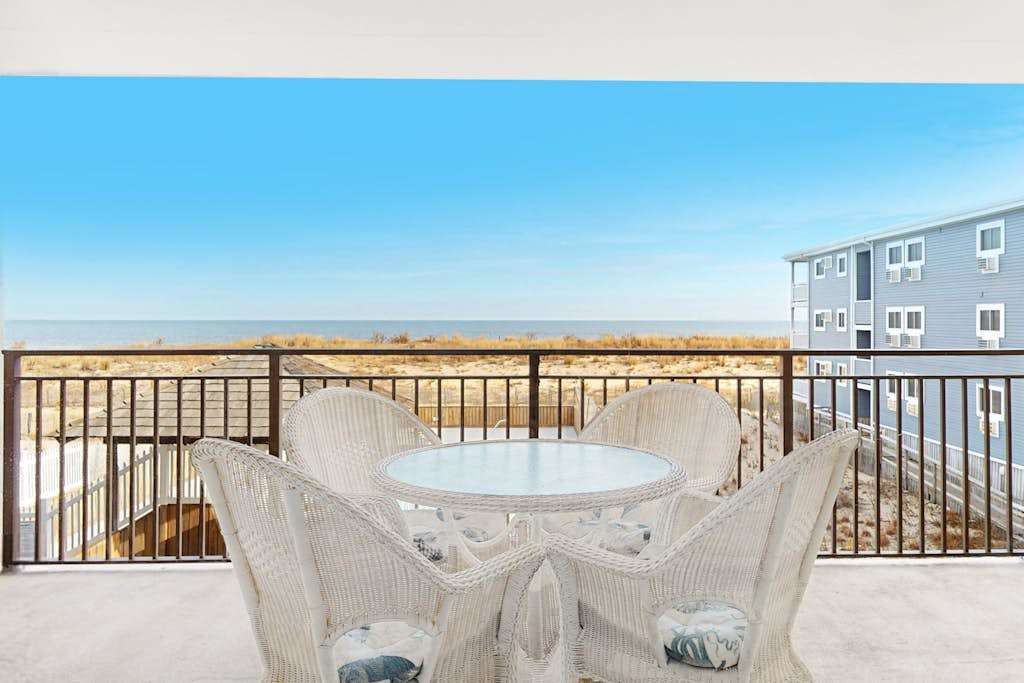 Fantastic condo with beachfront location pool & balcony