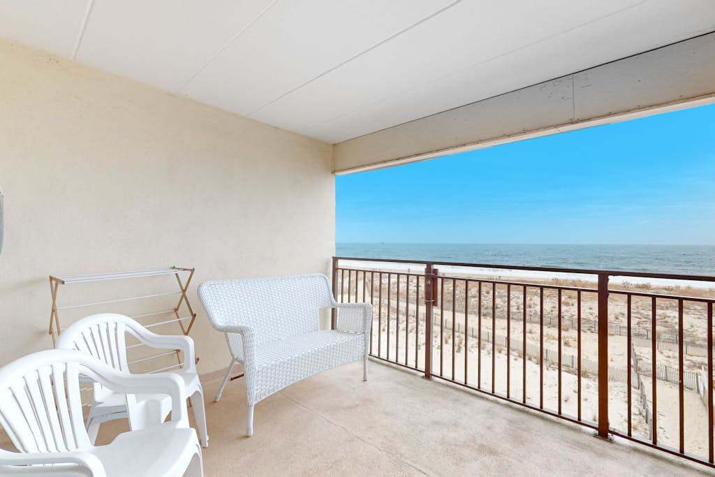Comfortable condo overlooking the beach with pool & washer & dryer